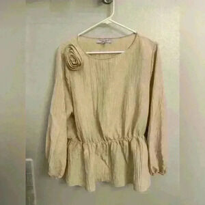 Woman 1X cream blouse with flower accent. Sweet rain young contemporary brand